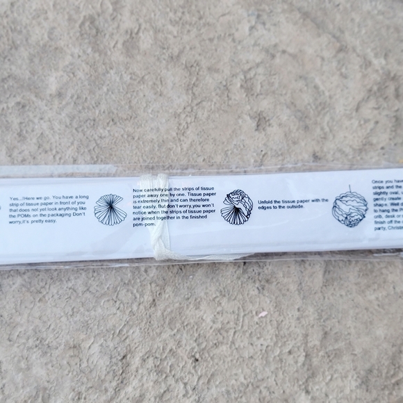 MY LITTLE PONY BUNDLE,MY LITTL PONY PLATES,FANTASTIC FLUTTERS PONY TOY & POMPOMS - Picture 13 of 16